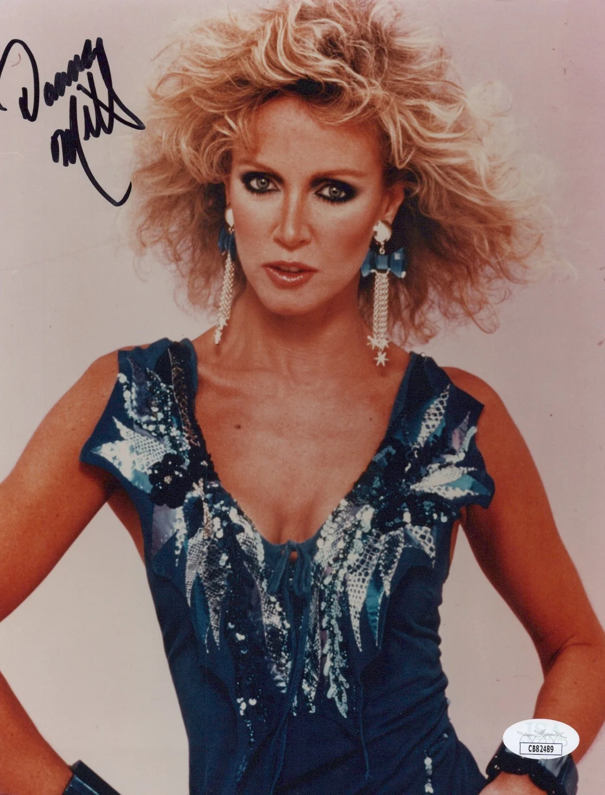 DONNA MILLS — DONNA MILLS Signed KNOTTS LANDING 8x10 Photo ABBY CUNNINGHAM Autograph JSA COA