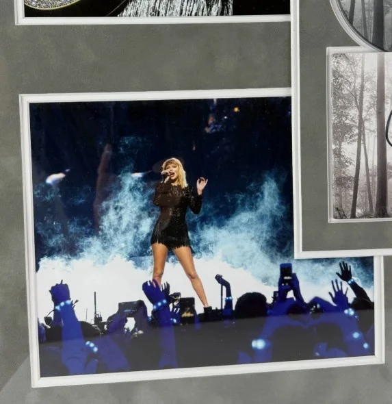 Taylor Swift Folklore Signed CD Cover Framed Live Photos Beckett COA #AE09334, изображение 3