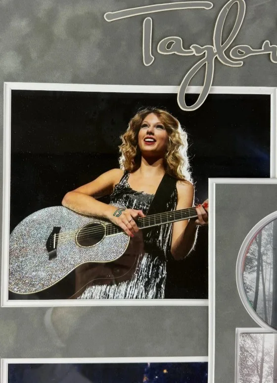 Taylor Swift Folklore Signed CD Cover Framed Live Photos Beckett COA #AE09334, изображение 4