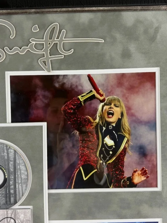 Taylor Swift Folklore Signed CD Cover Framed Live Photos Beckett COA #AE09334, изображение 5