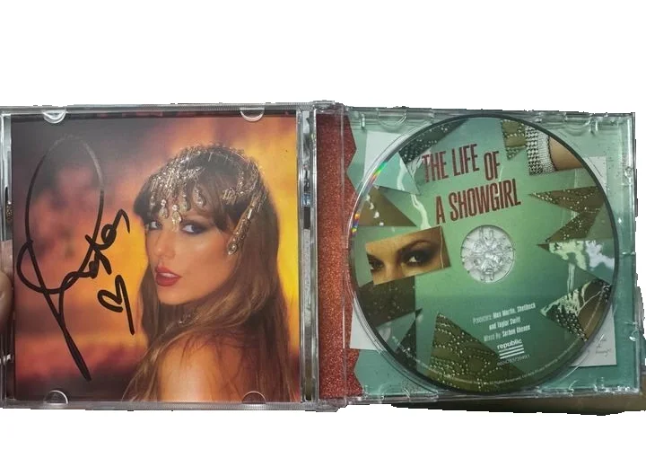 Taylor Swift Signed The Life of a Showgirl CD Photo #1 THE very long AUTO, изображение 2