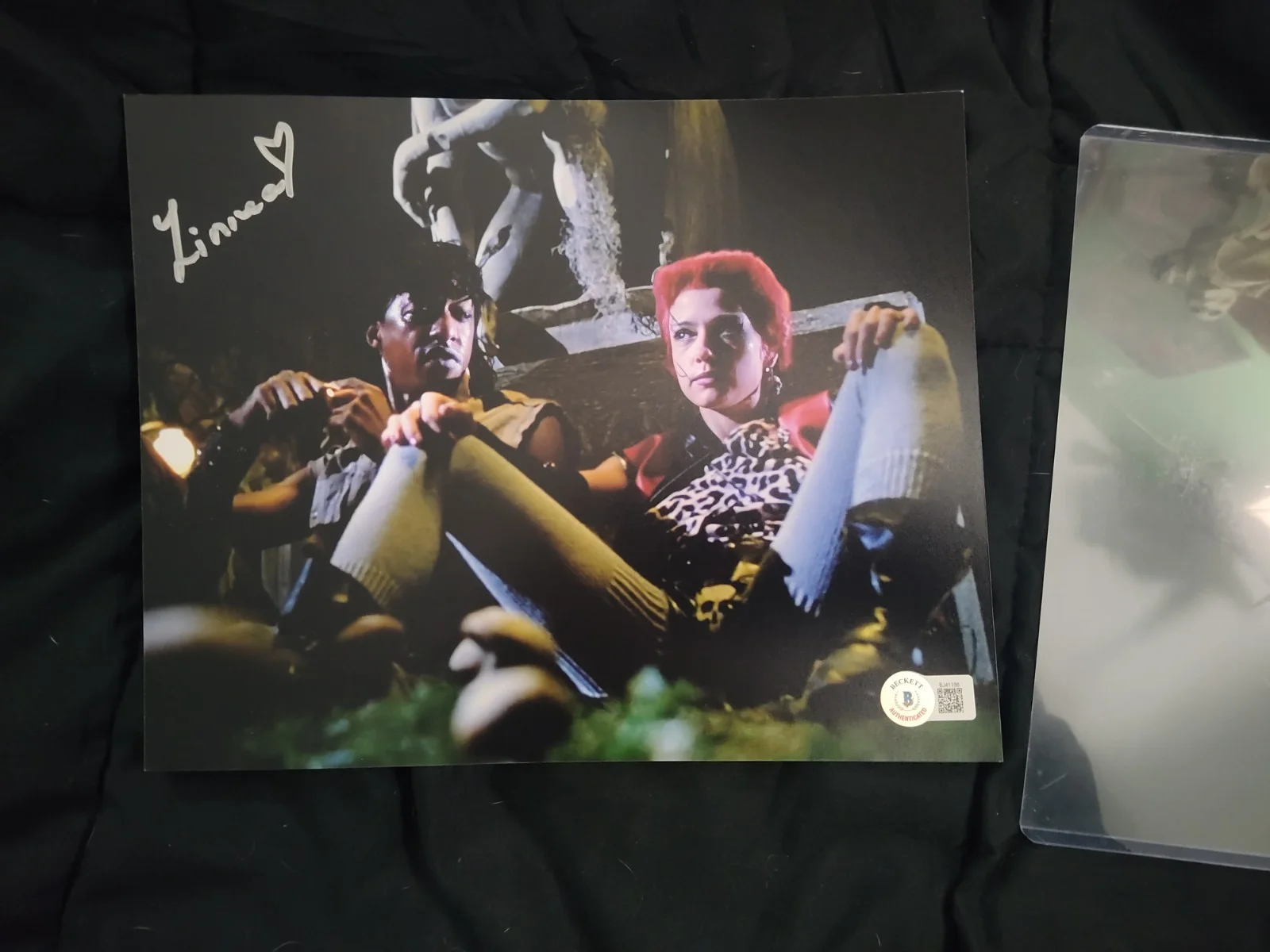 LINNEA QUIGLEY — LINNEA QUIGLEY Authenticated Autograph 8x10 Return Of The Living Dead Trash