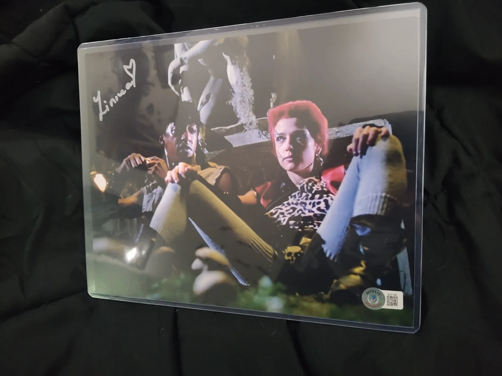 LINNEA QUIGLEY — LINNEA QUIGLEY Authenticated Autograph 8x10 Return Of The Living Dead Trash, изображение 2