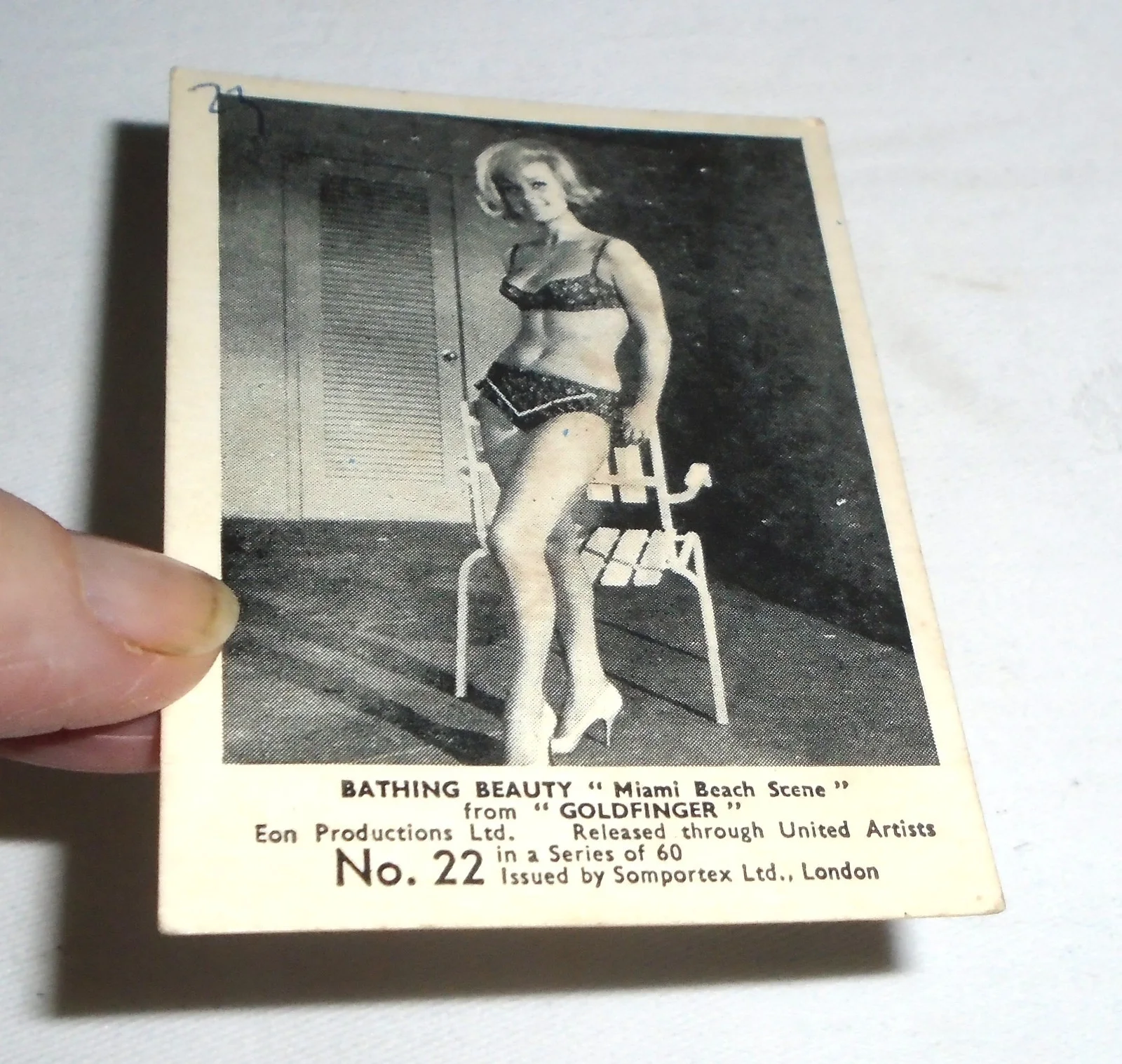 1960's Somportex James Bond Goldfinger Bathing Beauty Miami Beach Scene No.22, изображение 2