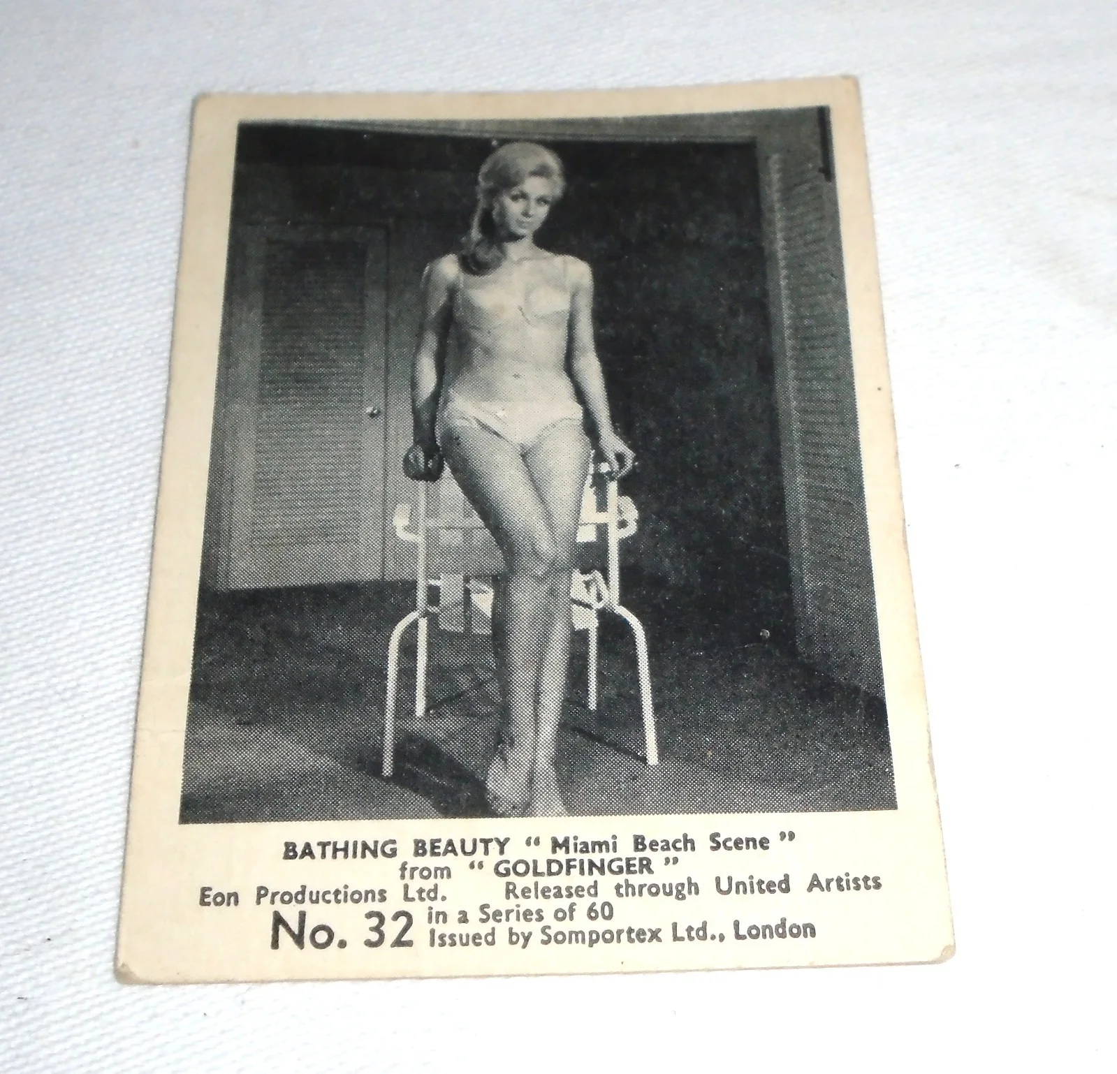 1960's Somportex James Bond Goldfinger Bathing Beauty Miami Beach Scene No.32, изображение 2