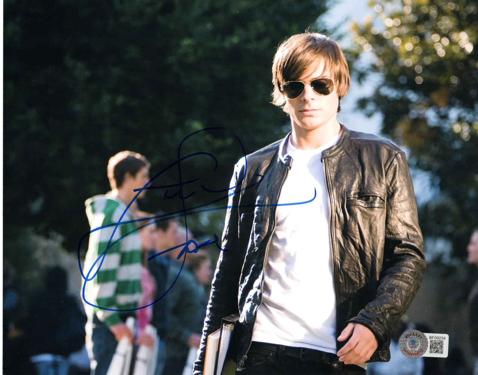 ZAC EFRON — ZAC EFRON signed (HIGH SCHOOL MUSICAL) 8x10 photo BECKETT BAS BF09254