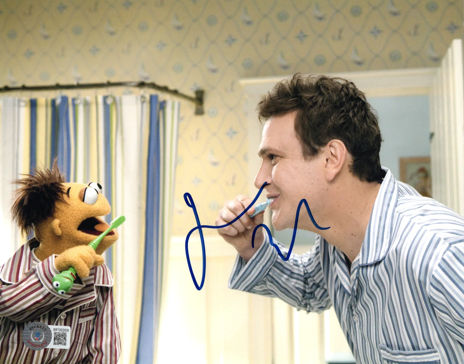 JASON SEGEL — JASON SEGEL signed (THE MUPPETS) 8x10 photo BECKETT BAS BF09269
