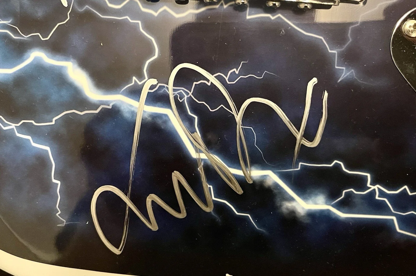 Michael J Fox / Christopher Lloyd / Tom Wilson / Lea Thompson — Back To The Future Cast Signed JSA Guitar Michael J Fox Lloyd Wilson Thompson, image 2