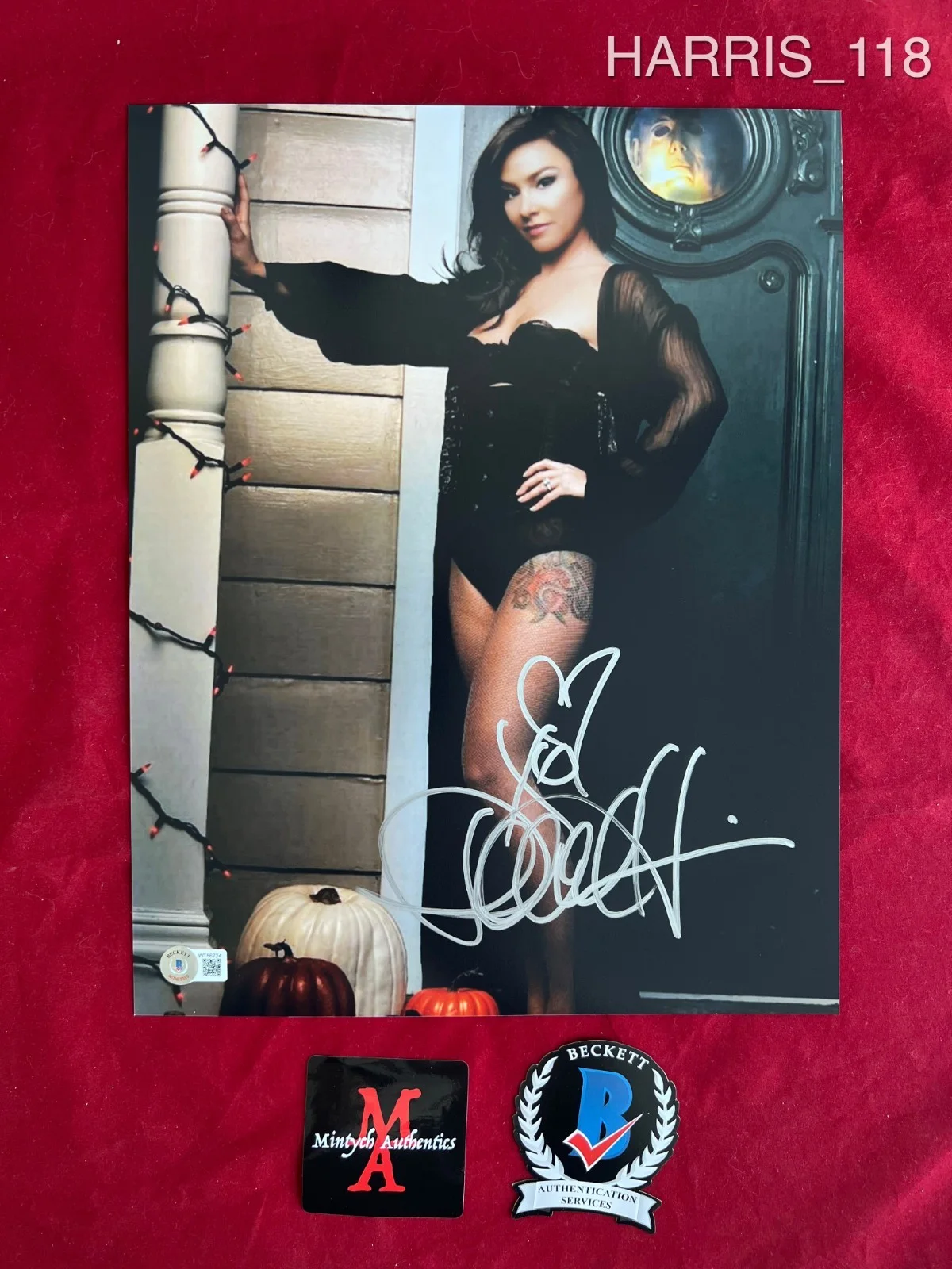 DANIELLE HARRIS — Danielle Harris autographed signed 11x14 photo Halloween Beckett COA horror