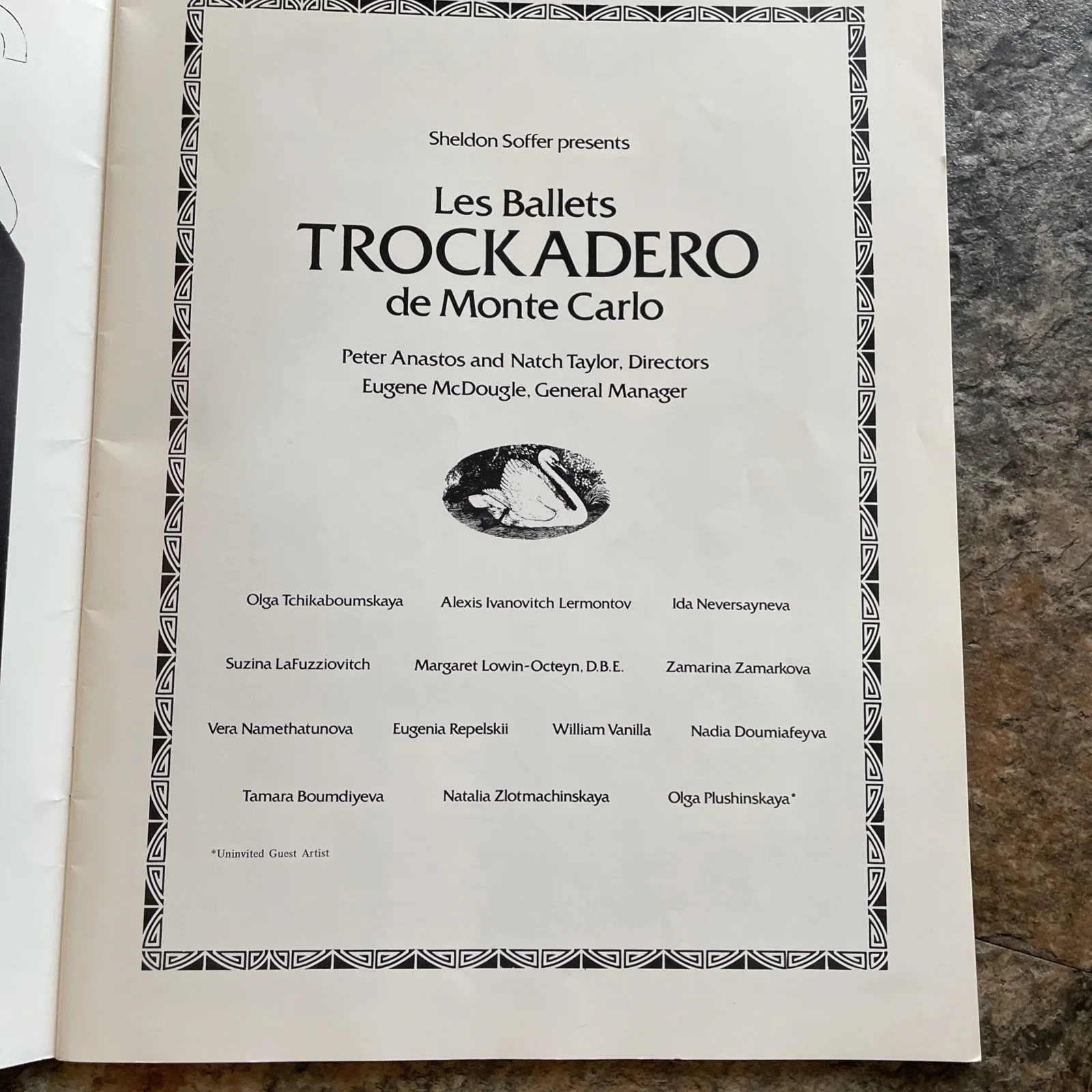 Signed Photographs of members of LES BALLETS TROCKADERO DE MONTE CARLO In Book, изображение 3