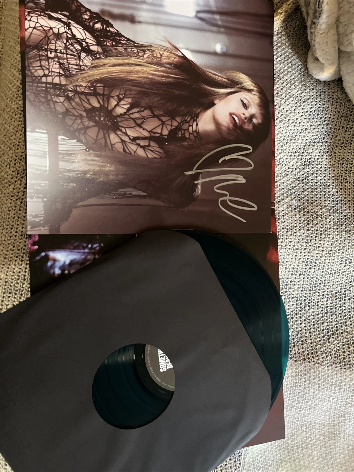 Miley Cyrus - Something Beautiful Sea Blue Vinyl SIGNED Insert, image 2