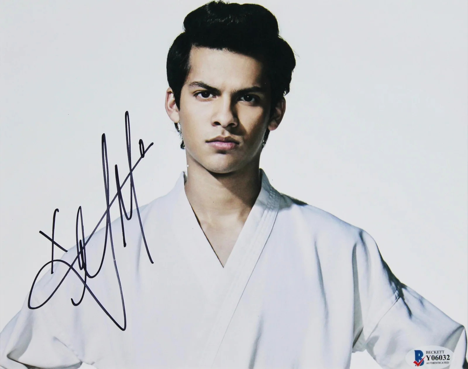Xolo Mariduena — Xolo Mariduena Cobra Kai Authentic Signed 8x10 Framed Photo BAS #Y06032, изображение 2