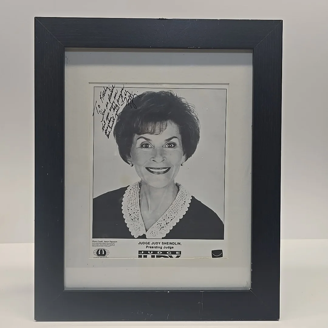Judge Judy Sheindlin — Judge Judy Sheindlin Signed /Autographed 8x10 Photo Framed To KATHY 13.75 X 17