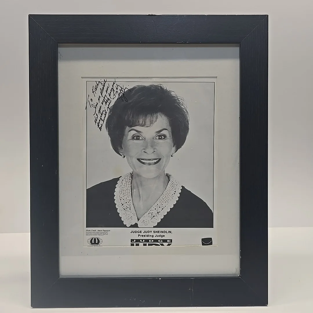 Judge Judy Sheindlin — Judge Judy Sheindlin Signed /Autographed 8x10 Photo Framed To KATHY 13.75 X 17, изображение 2