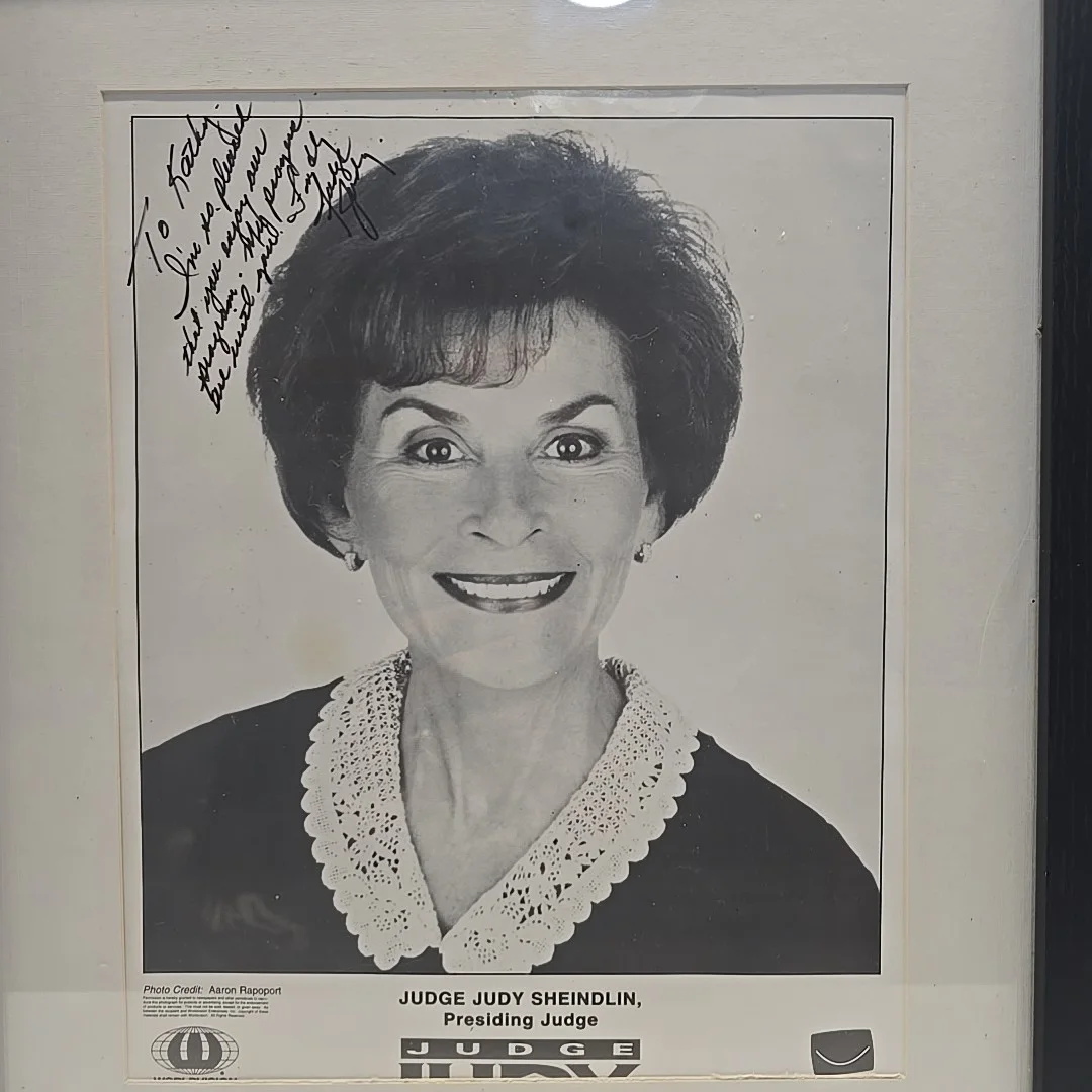 Judge Judy Sheindlin — Judge Judy Sheindlin Signed /Autographed 8x10 Photo Framed To KATHY 13.75 X 17, изображение 3