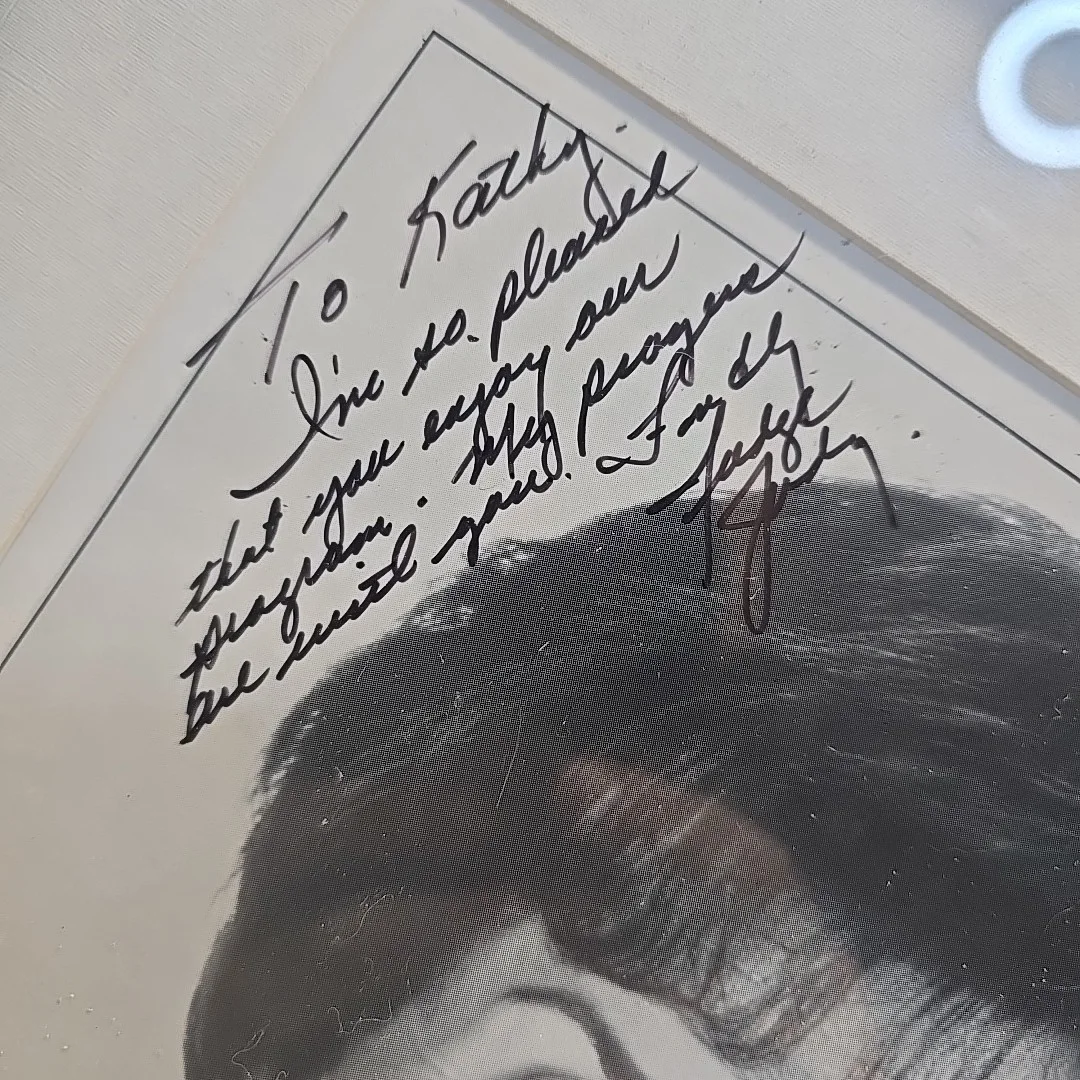 Judge Judy Sheindlin — Judge Judy Sheindlin Signed /Autographed 8x10 Photo Framed To KATHY 13.75 X 17, изображение 4