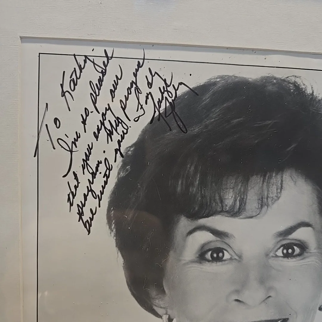 Judge Judy Sheindlin — Judge Judy Sheindlin Signed /Autographed 8x10 Photo Framed To KATHY 13.75 X 17, изображение 5