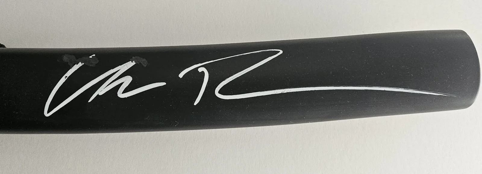 Uma Thurman — Uma Thurman Kill Bill Minature Samurai Sword Signed Autograph Movie Prop COA, image 3