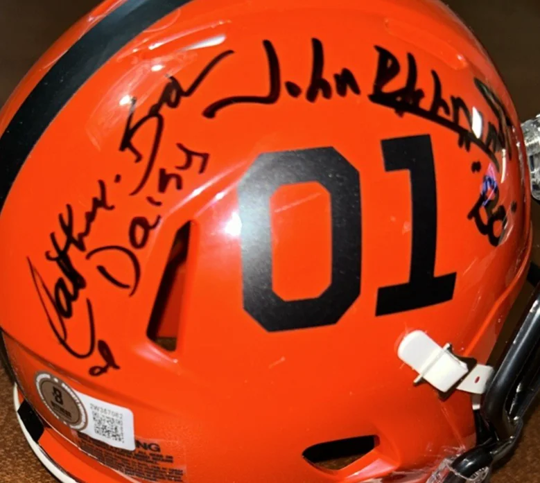 Tom Wopat, Catherine Bach, John Schneider — Catherine Bach John Schneider Tom Wopat signed General Lee Dukes Helmet Beckett, изображение 2
