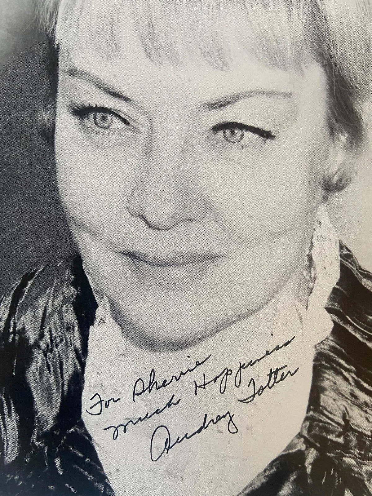 Audrey Totter-Actress- Signed 8"x10" B/W Photo, изображение 2