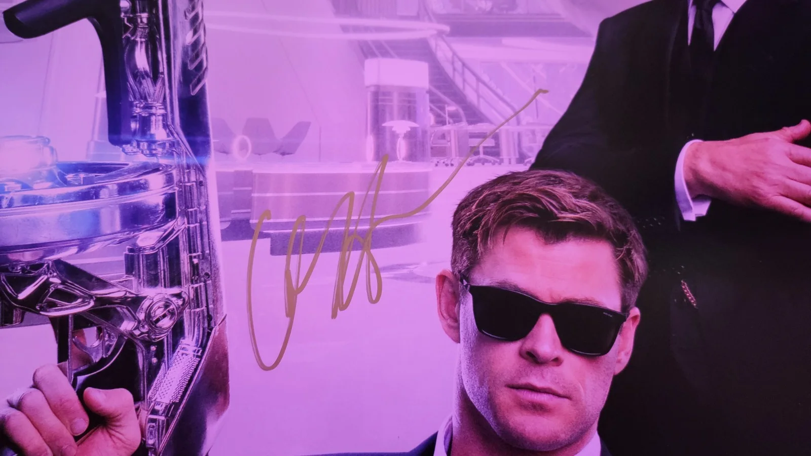 Chris Hemsworth — Men In Black International 27x40 DS Poster Signed By Chris Hemsworth SWAU COA, изображение 2