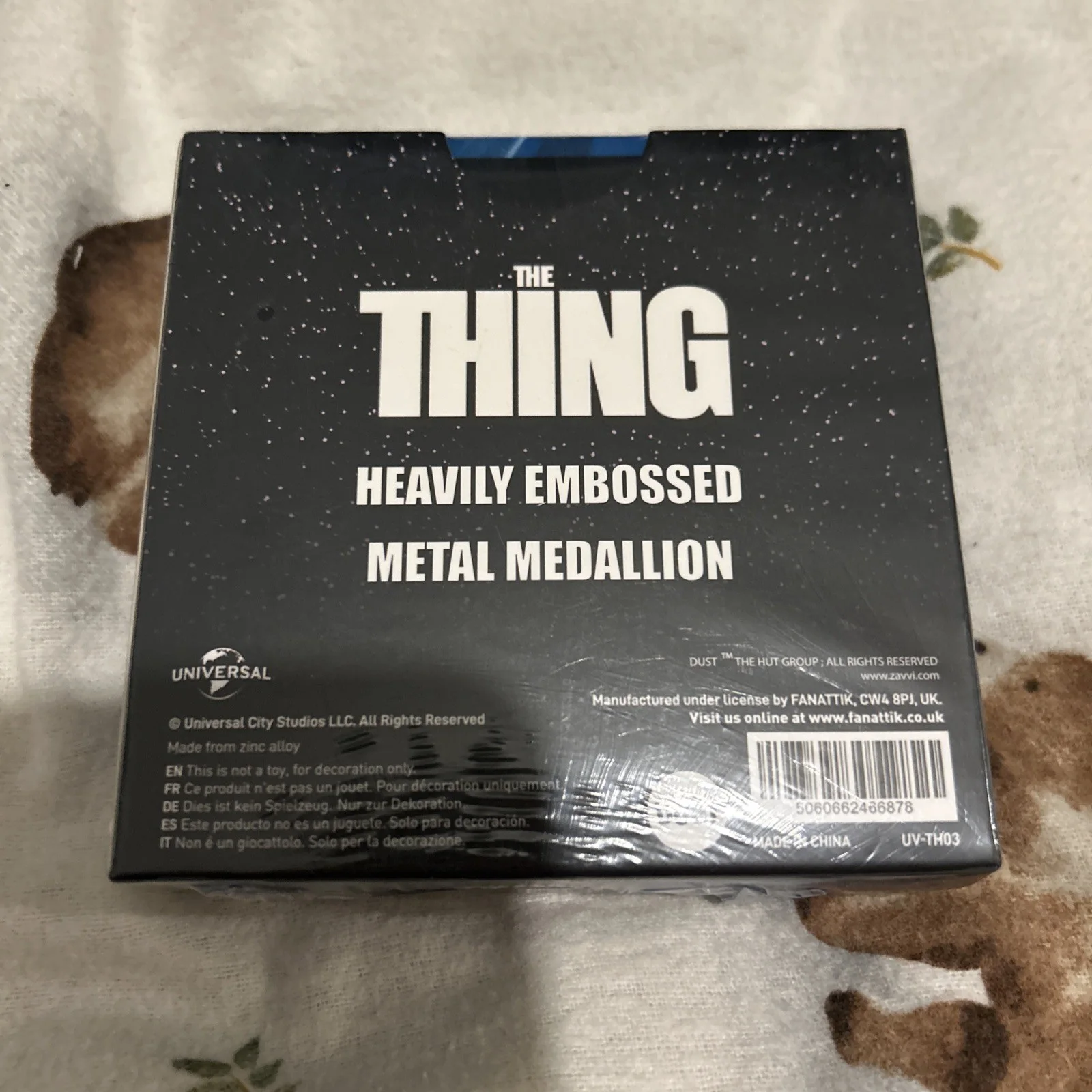 BRAND NEW & SEALED THE THING OUTPOST 31 HEAVILY EMBOSSED METAL MEDALLION, изображение 2