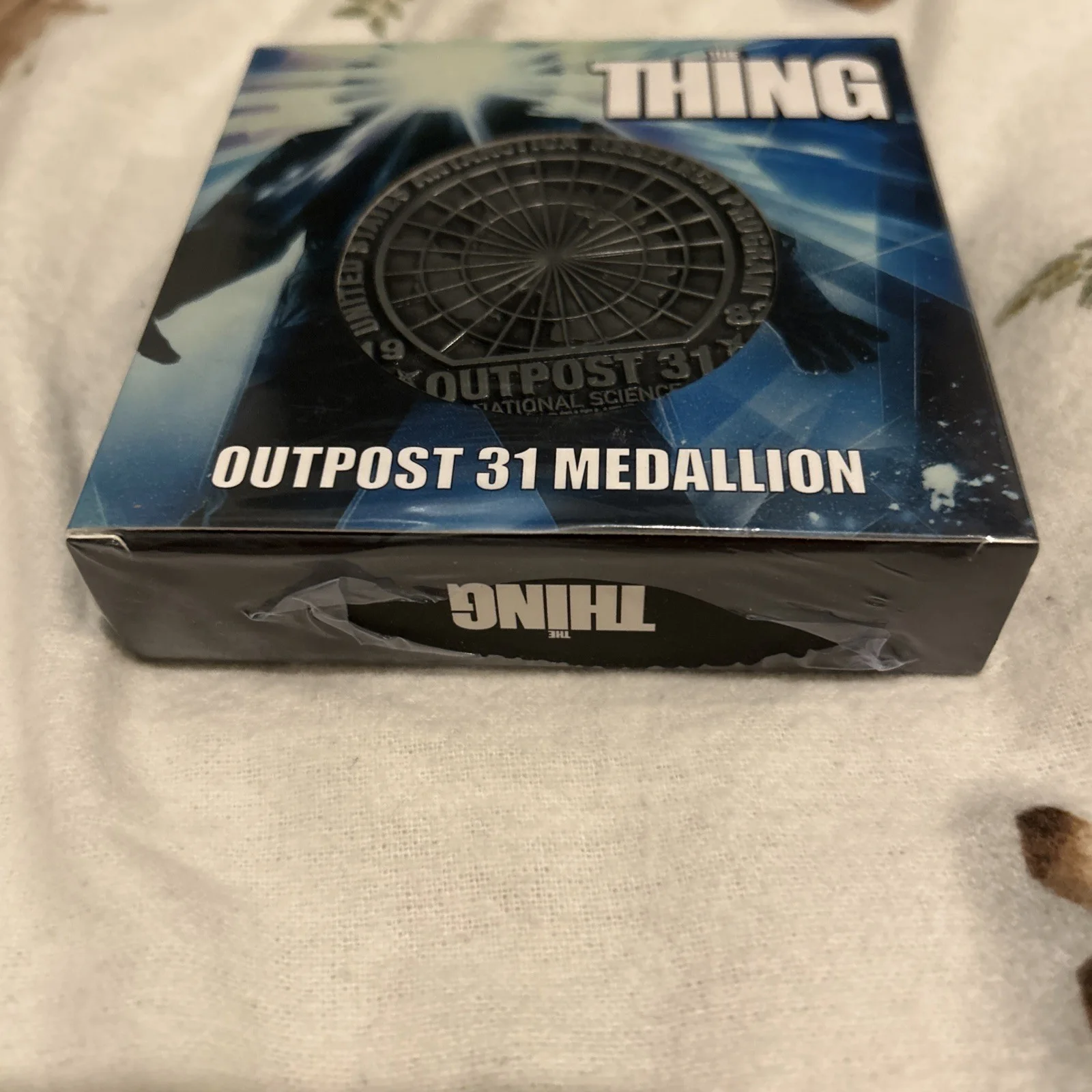 BRAND NEW & SEALED THE THING OUTPOST 31 HEAVILY EMBOSSED METAL MEDALLION, изображение 3