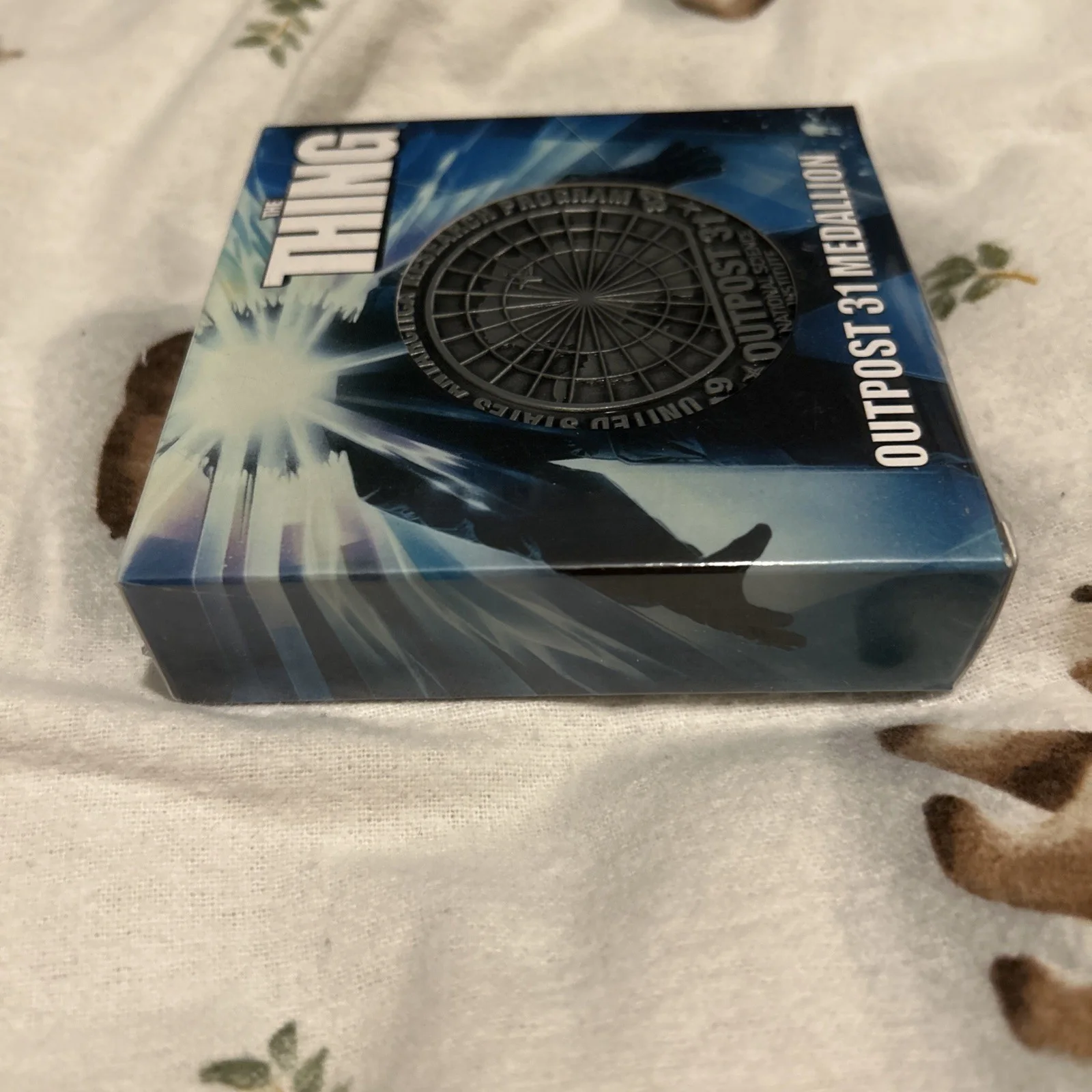 BRAND NEW & SEALED THE THING OUTPOST 31 HEAVILY EMBOSSED METAL MEDALLION, изображение 4