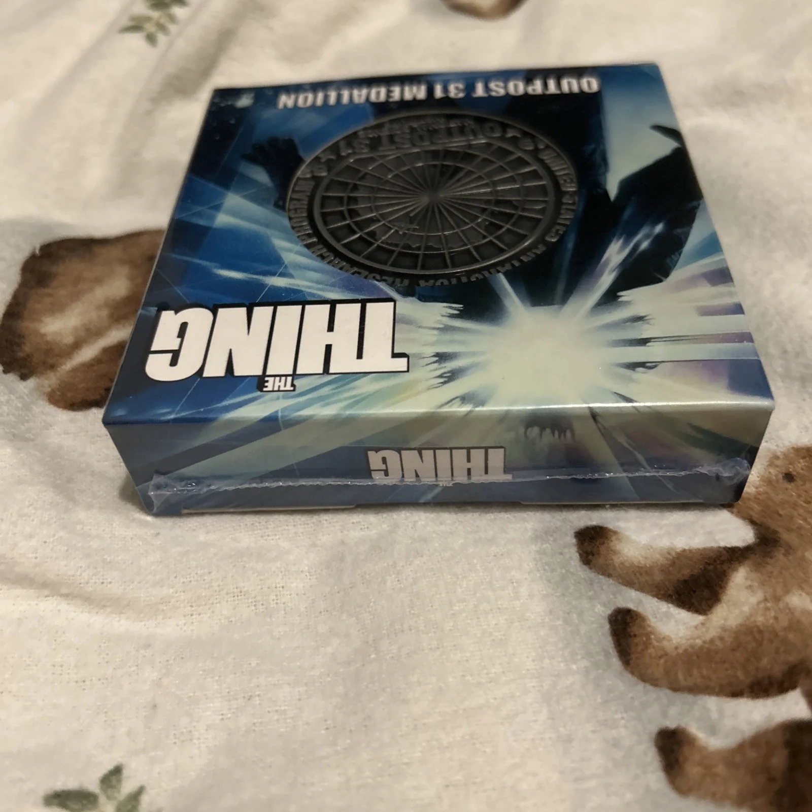 BRAND NEW & SEALED THE THING OUTPOST 31 HEAVILY EMBOSSED METAL MEDALLION, изображение 5