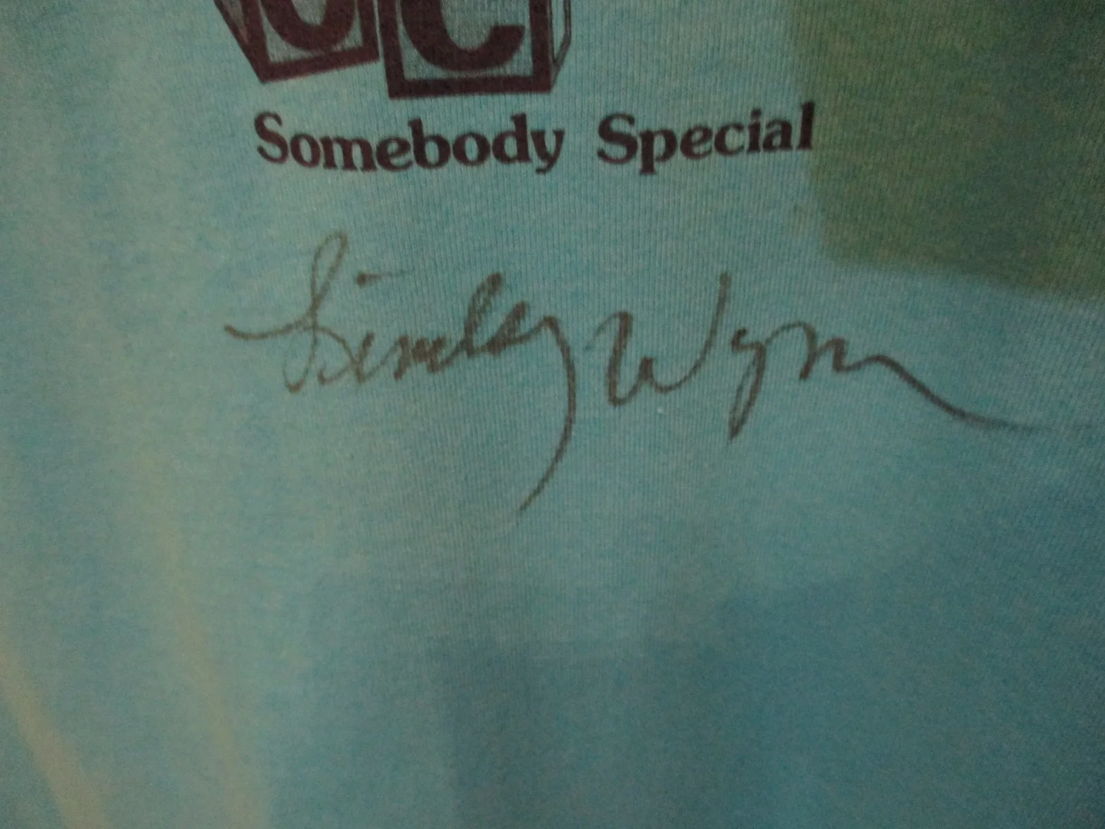 LINDSAY WAGNER Signed 1985 "Child Crisis Center" T-Shirt ("THE BIONIC WOMAN"), изображение 2