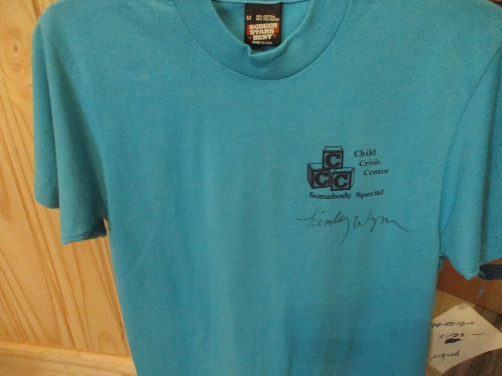 LINDSAY WAGNER Signed 1985 "Child Crisis Center" T-Shirt ("THE BIONIC WOMAN"), изображение 3