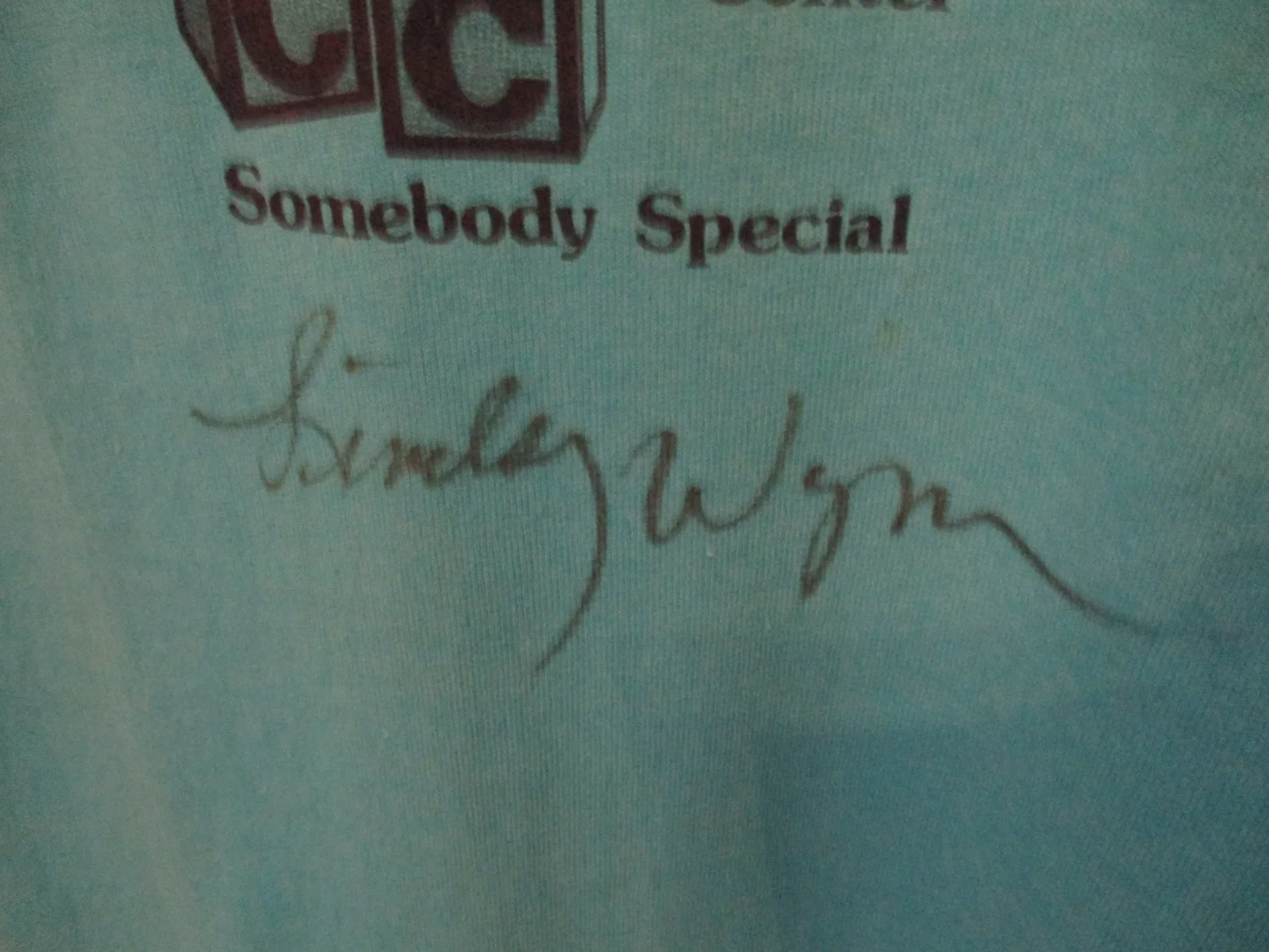 LINDSAY WAGNER Signed 1985 "Child Crisis Center" T-Shirt ("THE BIONIC WOMAN"), изображение 5