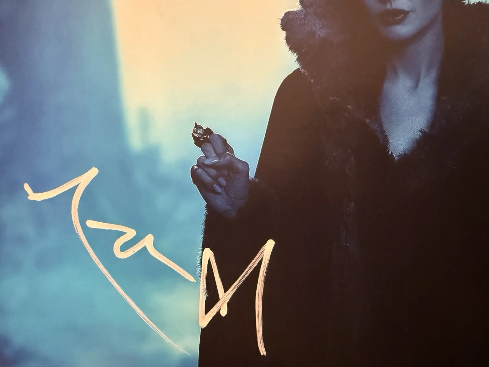 Angelina Jolie — ANGELINA JOLIE SIGNED AUTOGRAPHED 11x14 MALEFICENT BECKETT BN96744, изображение 2