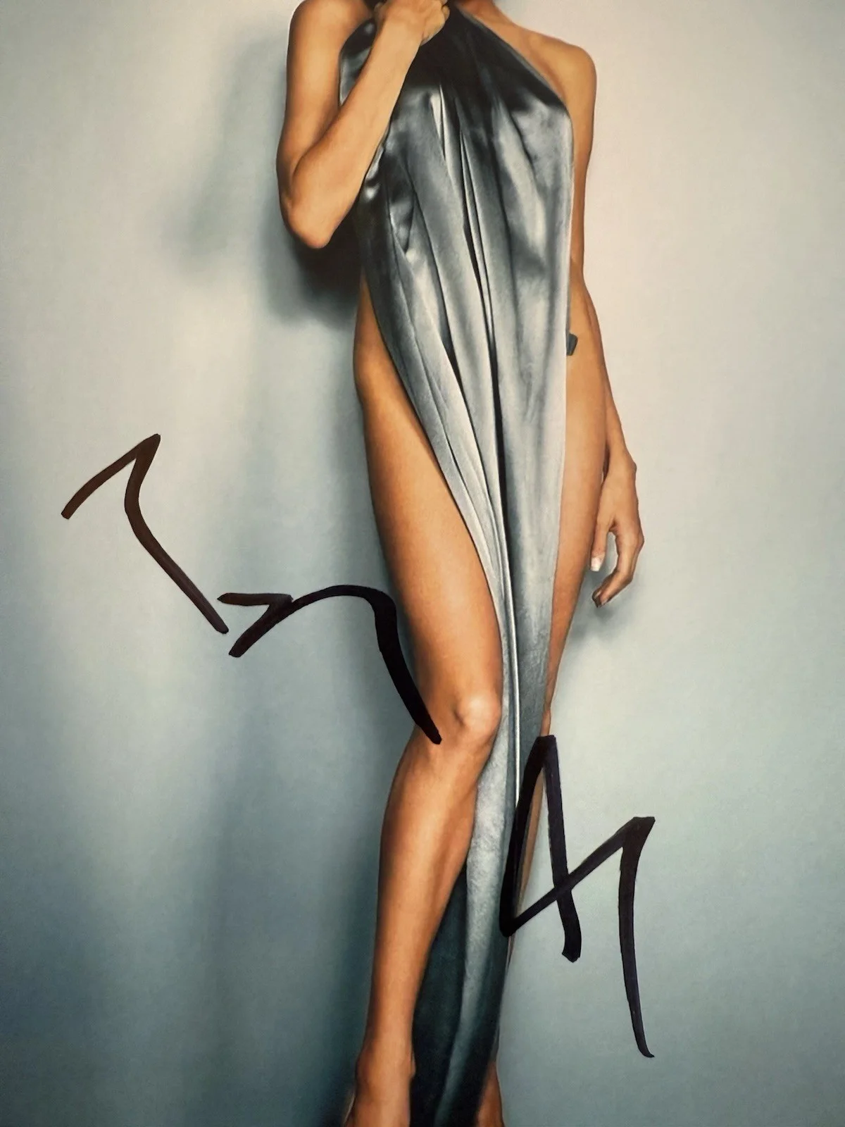 Angelina Jolie — ANGELINA JOLIE SIGNED AUTOGRAPHED 11x14 PHOTO SEXY BECKETT BN96747, изображение 2