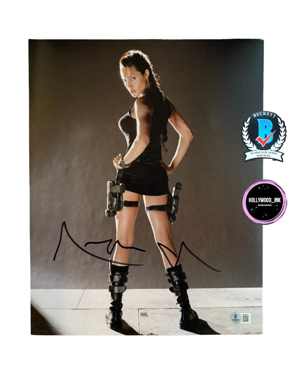 Angelina Jolie — ANGELINA JOLIE SIGNED AUTOGRAPHED 11x14 TOMB RAIDER BECKETT BN96749