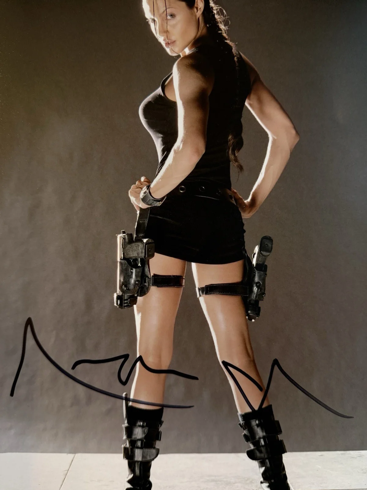 Angelina Jolie — ANGELINA JOLIE SIGNED AUTOGRAPHED 11x14 TOMB RAIDER BECKETT BN96749, изображение 2
