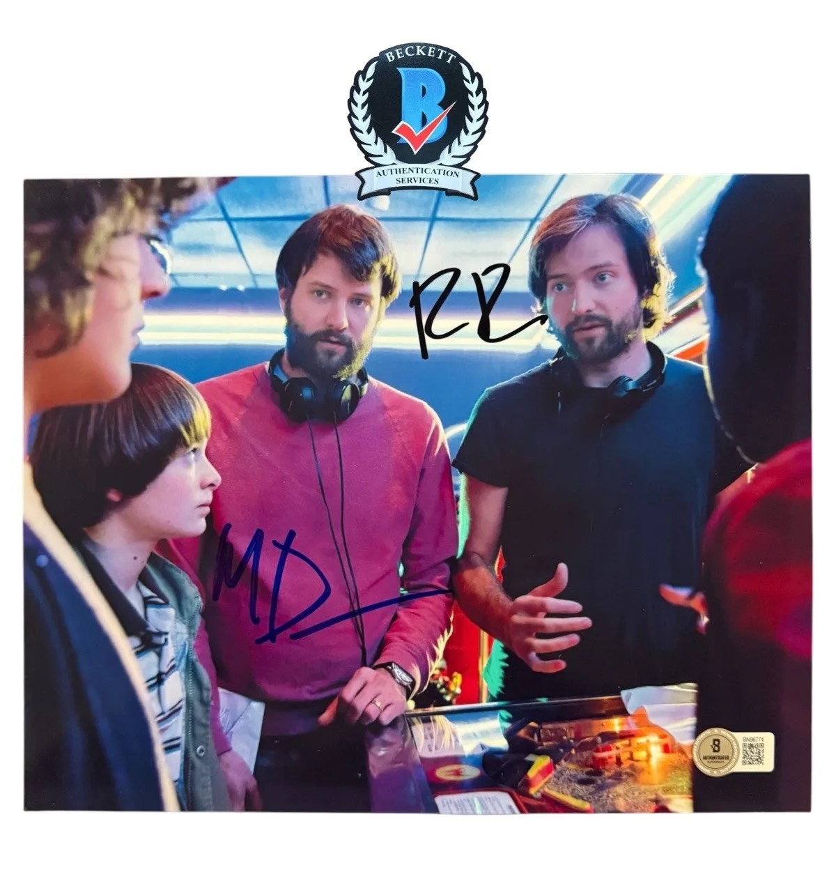Matt Duffer and Ross Duffer — THE DUFFER BROTHERS SIGNED MATT ROSS 8X10 PHOTO STRANGER THINGS BECKETT BN96774