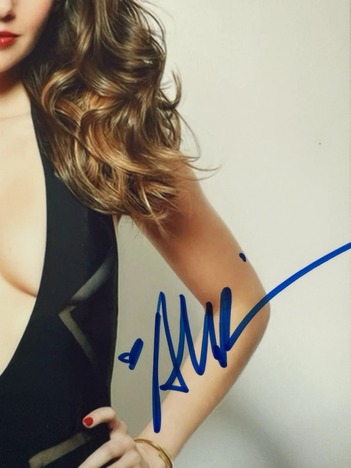 Alison Brie — ALISON BRIE AUTOGRAPH SIGNED 8X10 PHOTO SEXY COMMUNITY BECKETT BQ97137, image 2