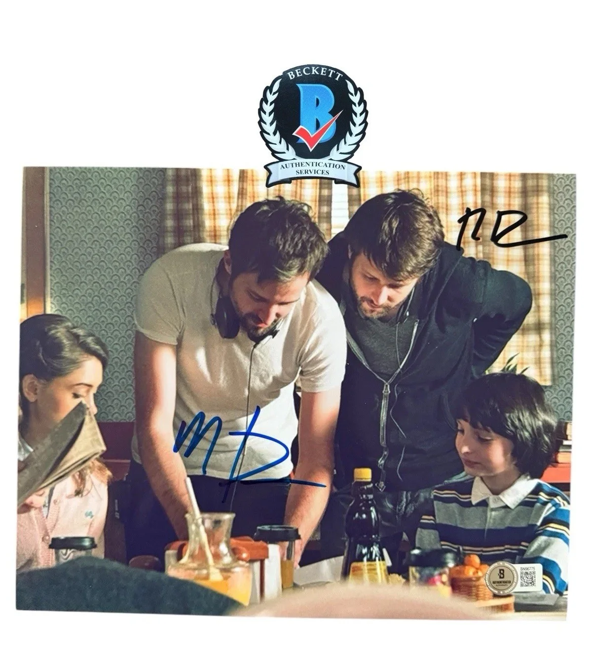 Matt Duffer and Ross Duffer — THE DUFFER BROTHERS SIGNED 8X10 PHOTO STRANGER THINGS BECKETT BN96775