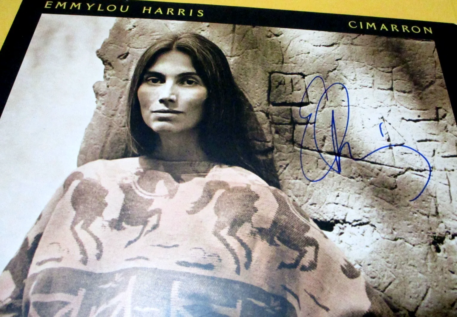 EMMYLOU HARRIS AUTO SIGNED COUNTRY MUSIC LP RECORD COVER CIMARRON 1981 WARN BROS, image 2