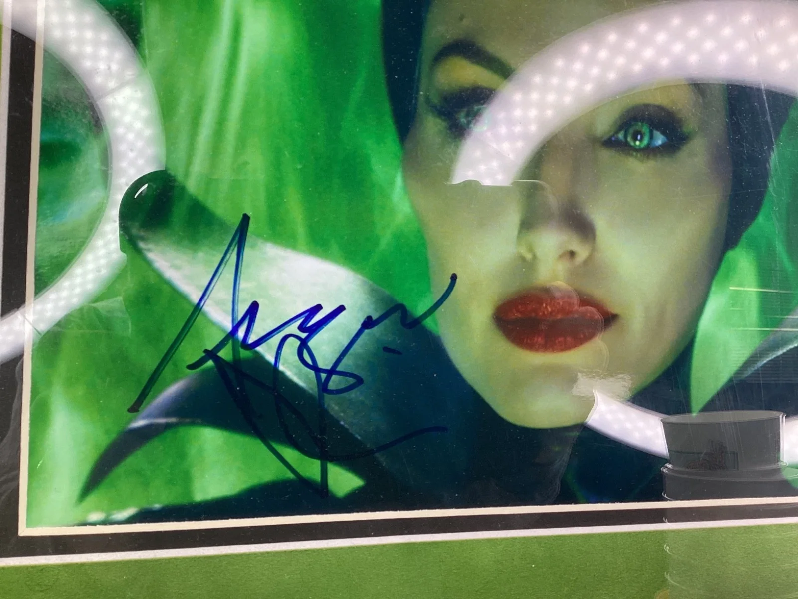 Angelina Jolie — Angelina Jolie Signed Maleficent Disney movie photo with COA FREE SHIPPING (L6), изображение 3
