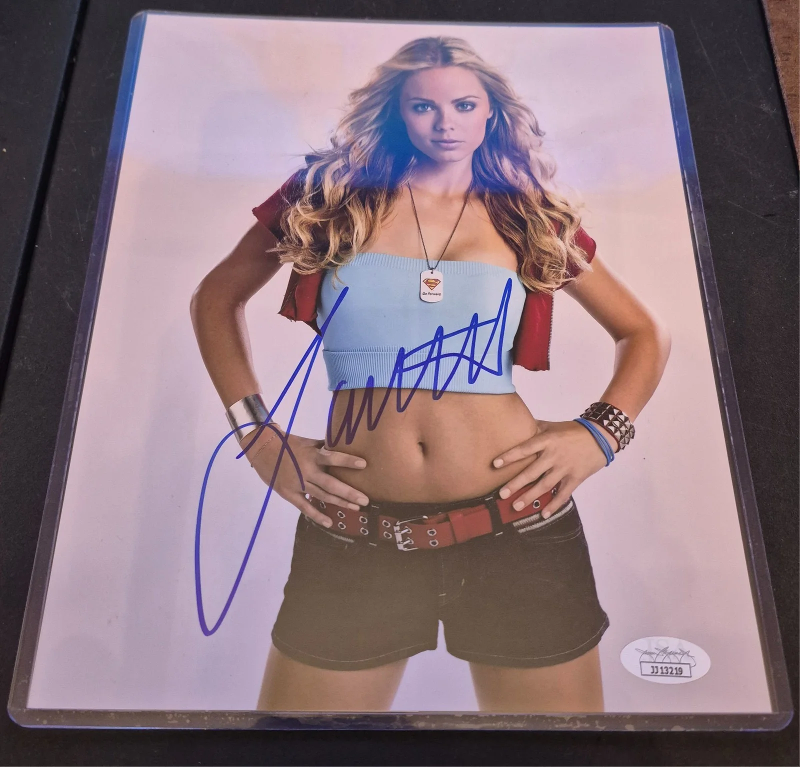 Laura Vandervoort — Actress Laura Vandervoort JSA Certified Authentic 8x10 Autograph