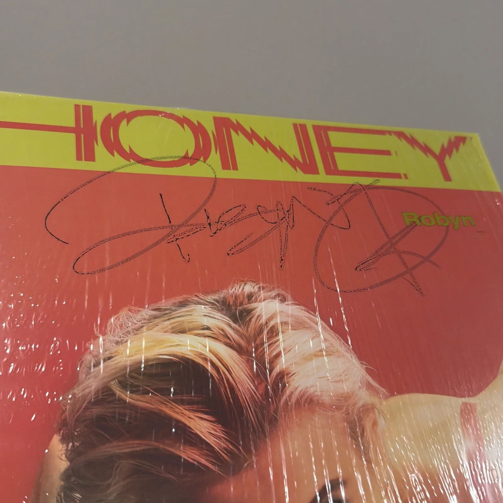 ROBYN SIGNED HONEY BLACK VINYL RECORD LP AUTOGRAPH RARE, image 2