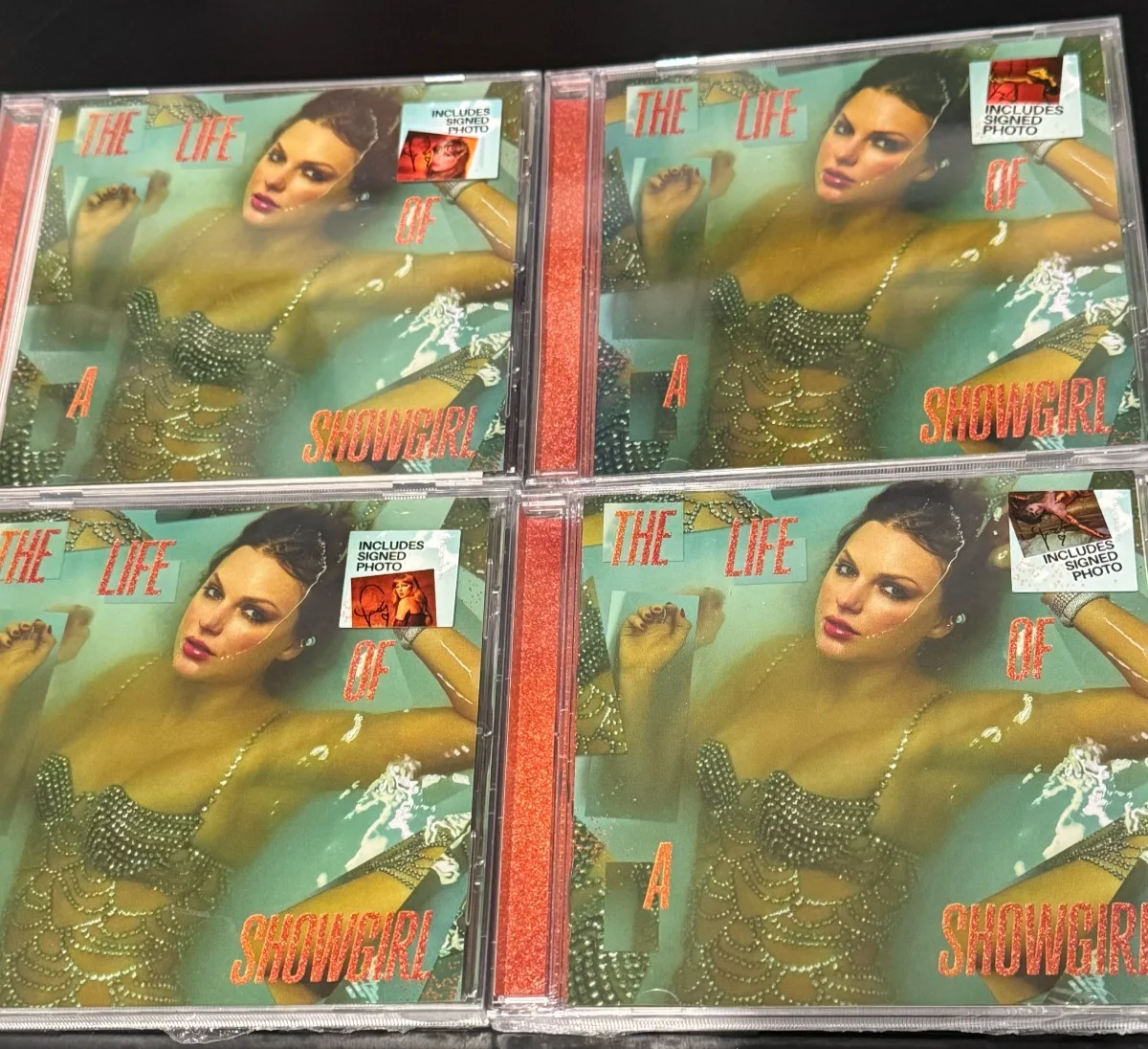 Taylor Swift The Life of a Showgirl CD + Hand Signed Photo 4 - SEALED!, изображение 2