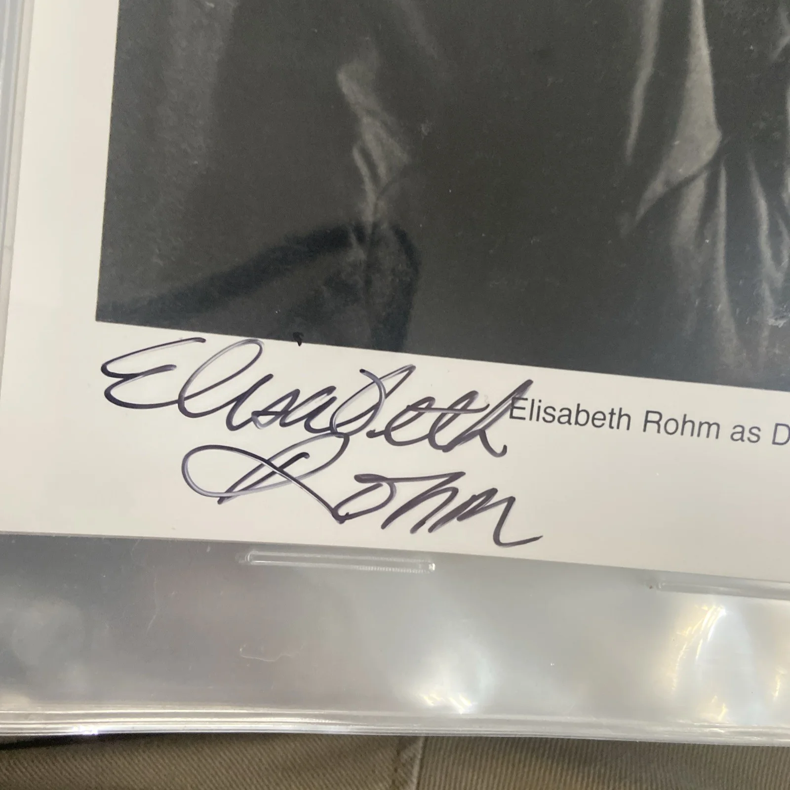 ELISABETH ROHM — ELISABETH ROHM "LAW & ORDER, ANGEL" SIGNED 8X10 B&W PHOTO detective Kate Lockley, изображение 2