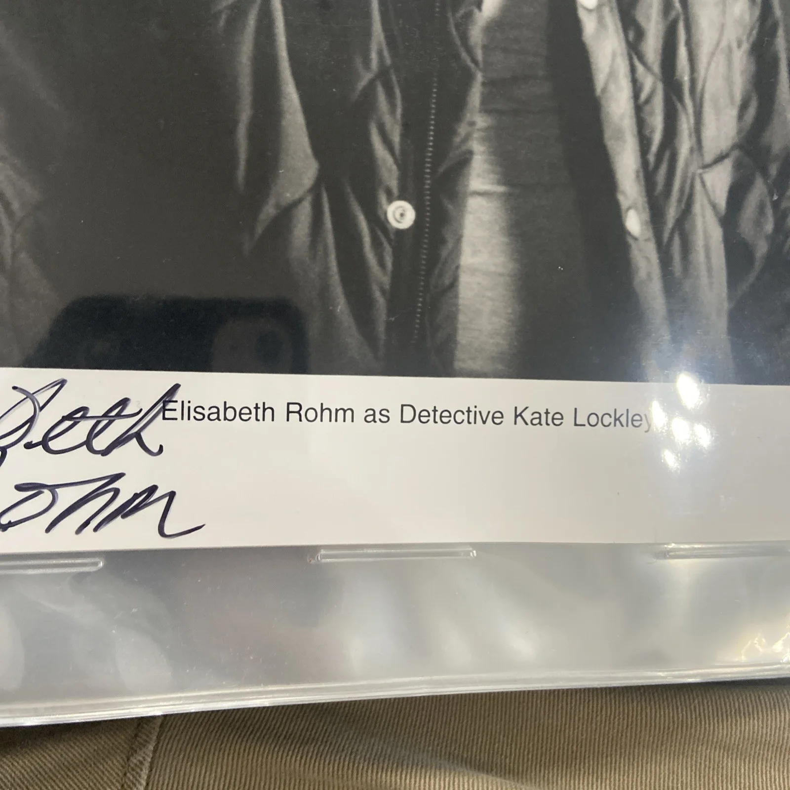 ELISABETH ROHM — ELISABETH ROHM "LAW & ORDER, ANGEL" SIGNED 8X10 B&W PHOTO detective Kate Lockley, изображение 3