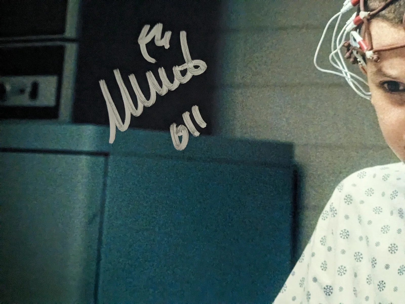 MILLIE BOBBY BROWN — MILLIE BOBBY BROWN Signed 11x14 PHOTO Autograph Stranger Things "011" JSA COA, изображение 2