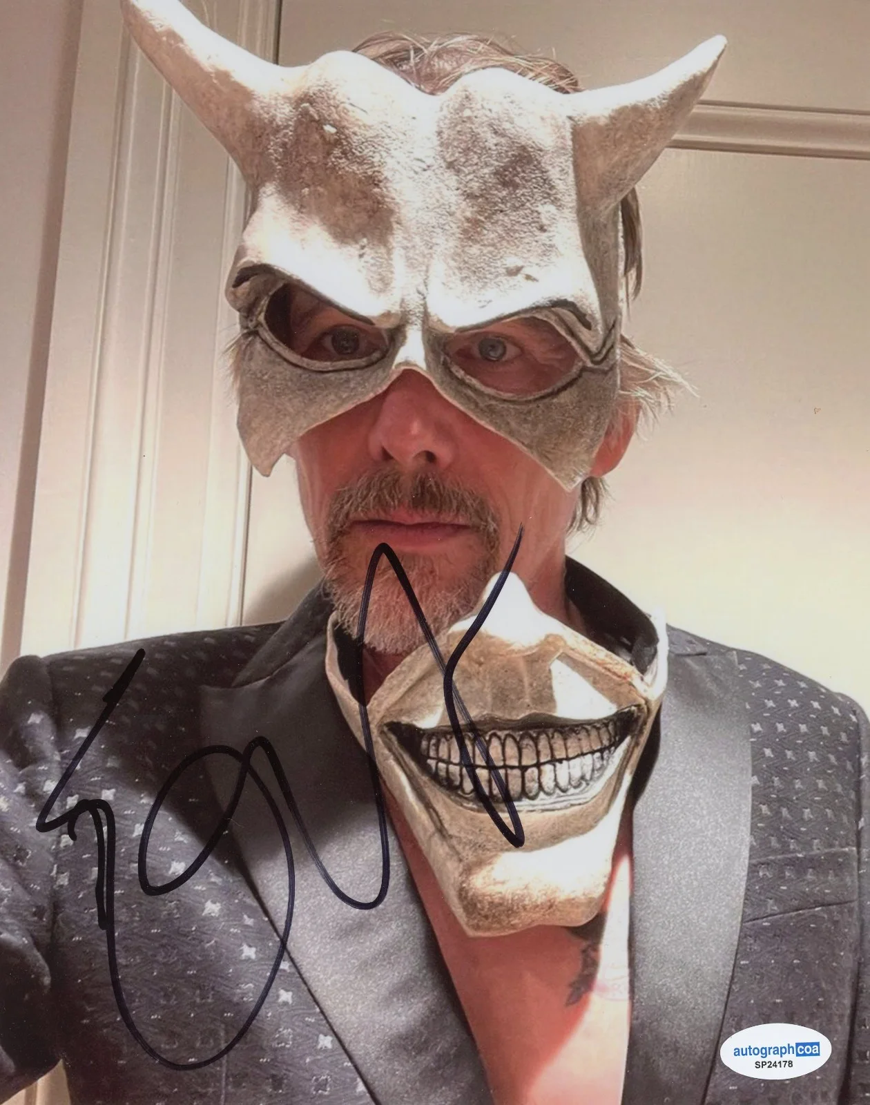 Ethan Hawke — Ethan Hawke Signed Autographed THE BLACK PHONE 'GRABBER' 8x10 Photo ACOA, image 2