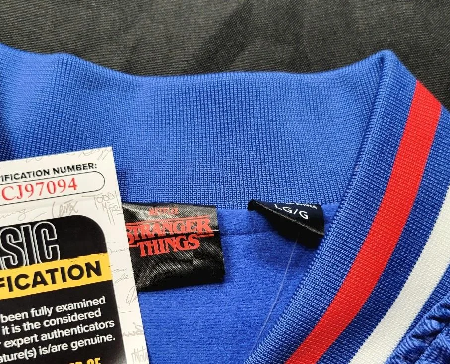 Duffer Brothers — Ross & Matt Duffer signed "Friends Don't Lie" Stranger Things Bomber Jacket JSA, изображение 4