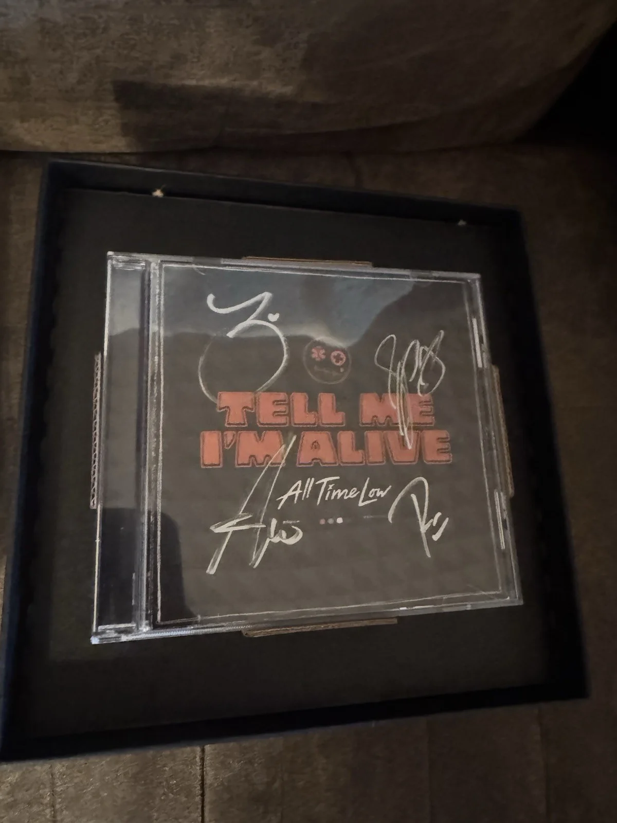 All Time Low – Tell Me I’m Alive SIGNED CD + Original Box (No Shirt), изображение 3